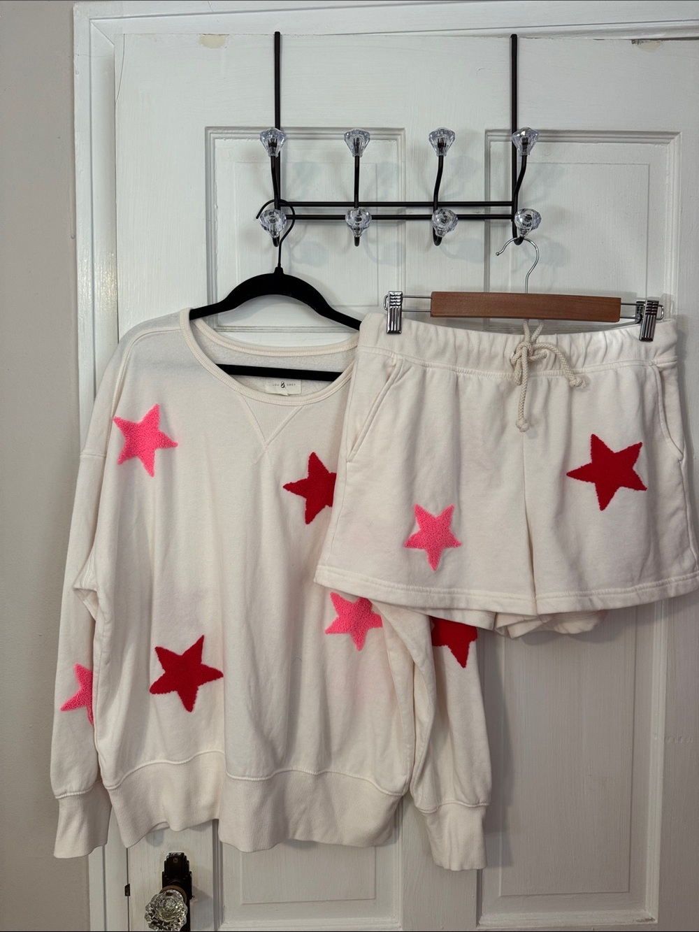 Lou & Grey Cream Crewneck Sweatshirt with Shorts with Pink/Red Stars Size Med